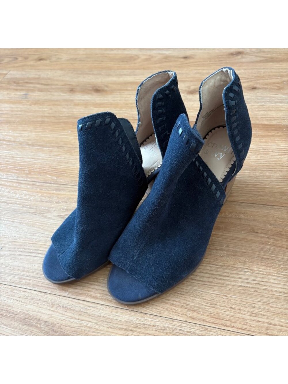Crown & Ivy suede Leather Stitched Ankle Bootie Navy Blue Women’s Size 6